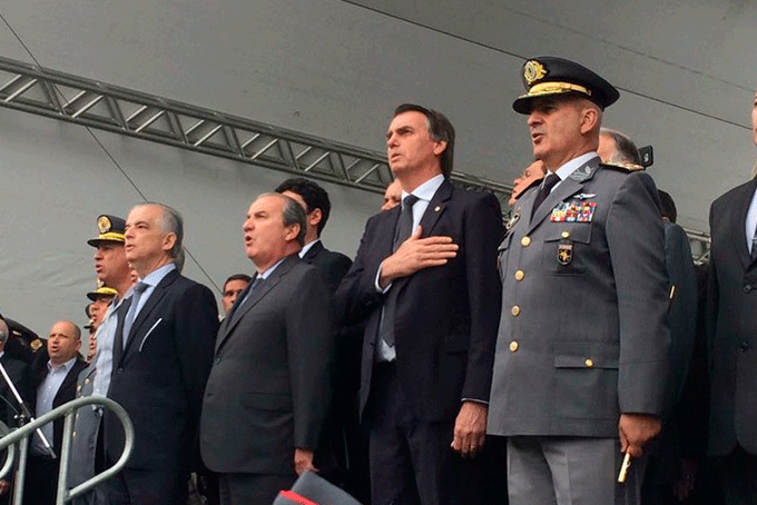 Bolsonaro chama de 'analfabeto' quem critica seu plano de governo
