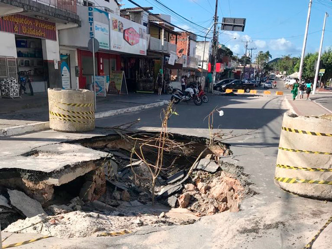 Prefeitura e Embasa divergem sobre responsabilidade de buraco na Praça ACM