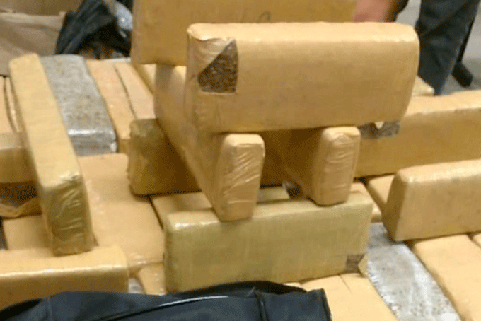 Dupla é presa por trocar maconha paraguaia por carros roubados