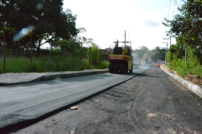 Avenida Imbassaí recebe pavimentação asfáltica em Dias d'Ávila 