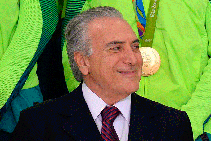 Temer discute aumento salarial com ministros do STF