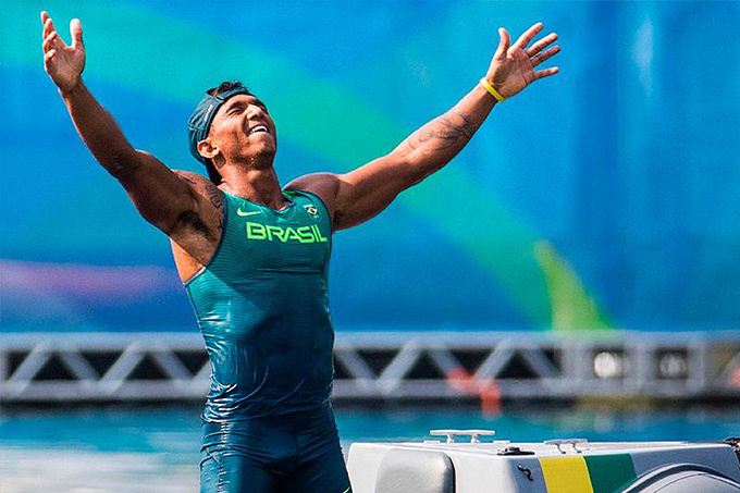 Baiano Isaquias Queiroz é tricampeão mundial de canoagem