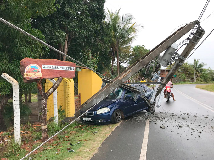 Carro derruba poste na estrada de Amado Bahia 