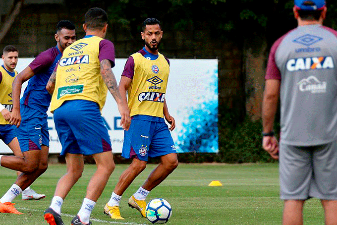 Elton volta a ser opção contra o Atlético Paranaense