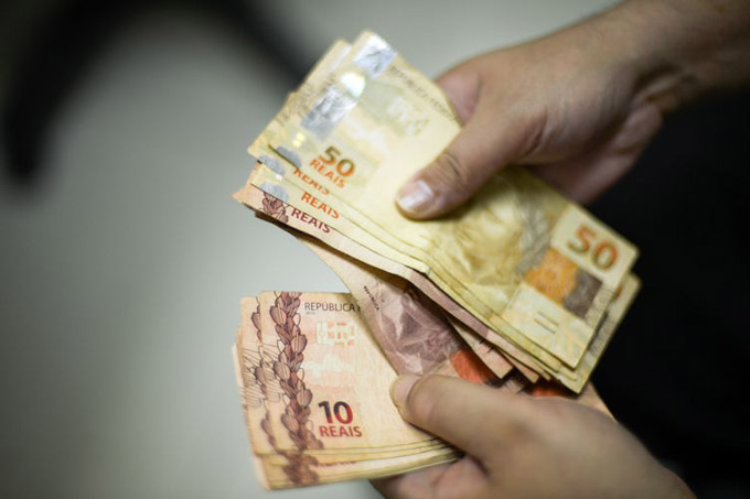Governo propõe salário mínimo de R$ 1.006 para 2019