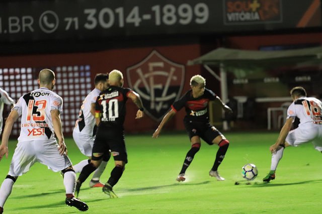 Vitória bate o Vasco e se afasta da zona de rebaixamento
