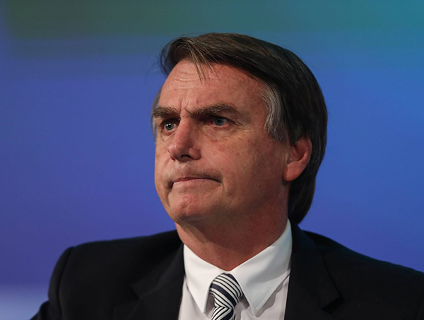 Filho diz que Bolsonaro teve 'noite delicada', mas passa bem