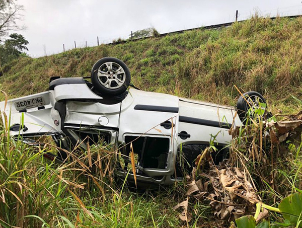 Bebê morre e cinco pessoas ficam feridas após carro capotar na BR-101