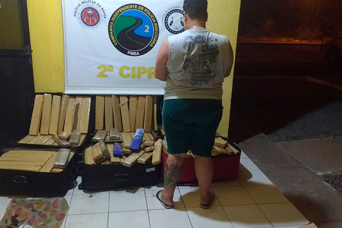 Mulher é presa transportando 329 Kg de drogas em ônibus