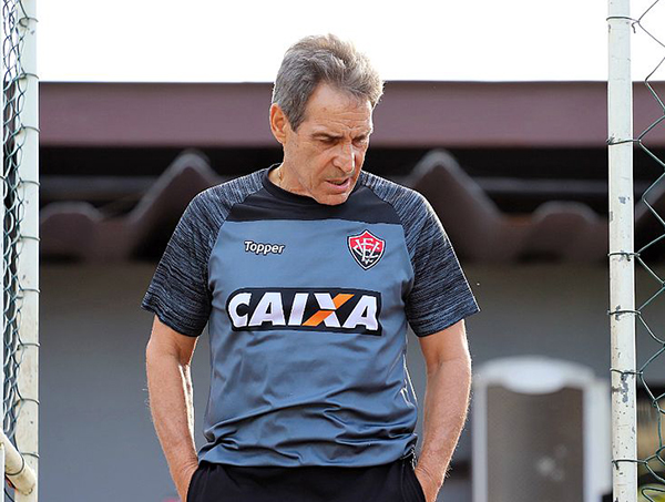 Lucas, improviso ou base: as opções de Carpé para vaga de Jeferson
