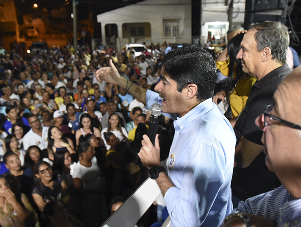 Comício de Lulu e Adolfo tem presença de ACM Neto