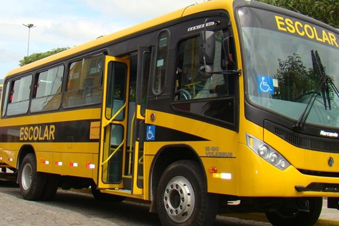 Ônibus escolar é assaltado e alunos têm celulares roubados 