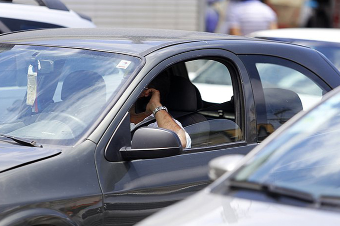 Multas por uso de celular ao volante crescem 33% em 2018