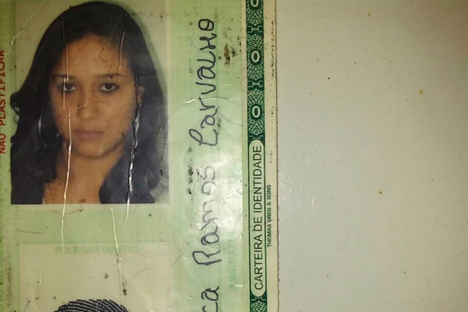 Mulher morre após ser baleada enquanto caminhava com filho