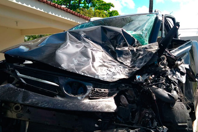 Bandidos roubam carro, batem em ônibus e fogem do local