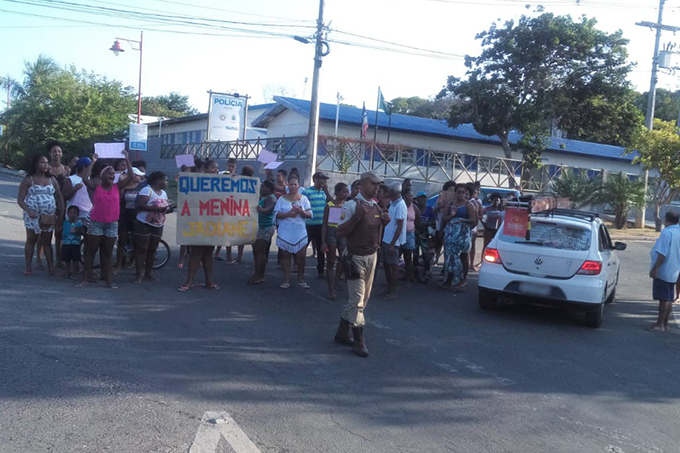 Família de jovem desaparecida faz protesto para exigir respostas