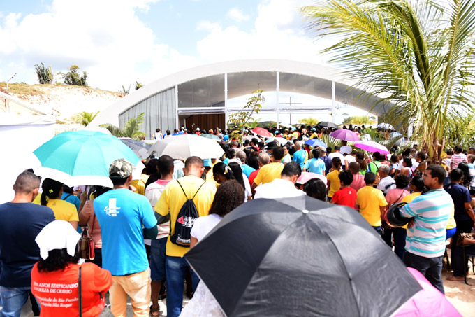 Fiéis lotam missa de inauguração da 1ª Capela da Cidade Santa 