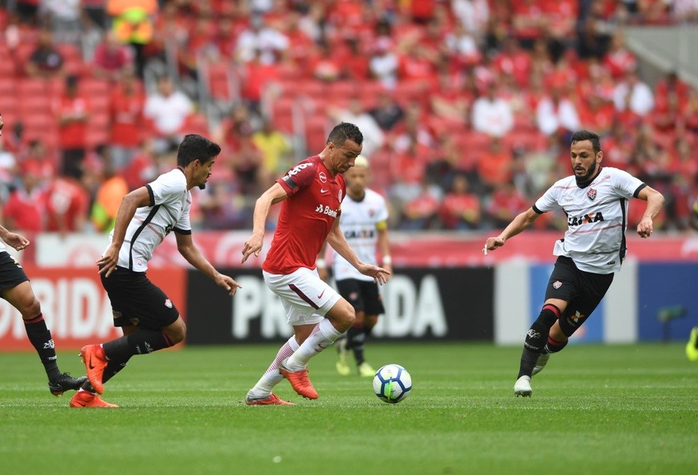 Com erro de árbitro, Vitória é derrotado de virada pelo Inter 