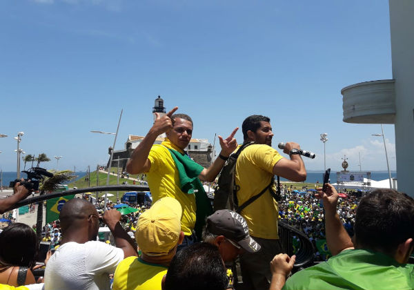Apoiadores fazem novo ato a favor de Bolsonaro na Barra