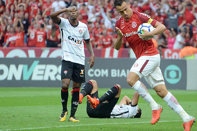 Árbitro marca pênalti inexistente e Vitória perde para o Inter