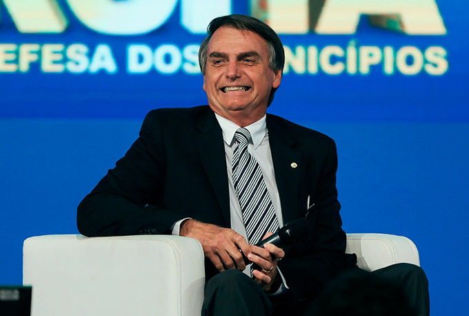 Bolsonaro vira alvo de adversários em penúltimo debate