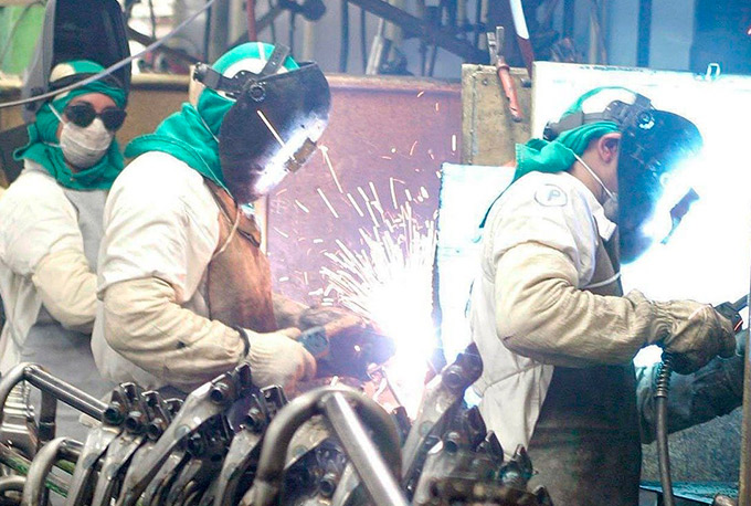 Produção industrial tem queda de 0,3% em agosto, segundo IBGE