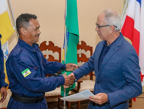  Guarda municipais recebem certificados de formação 
