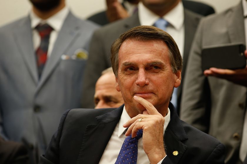 Bolsonaro promete ampliar Bolsa Família