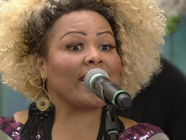 Em luta contra câncer, cantora do Fat Family respira com ajuda de aparelhos