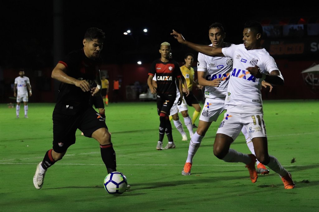 Vitória perde para o Santos e se complica na Série A