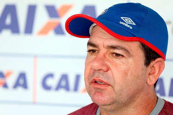 'Muito árbitro olha camisa e local onde apita', critica Enderson