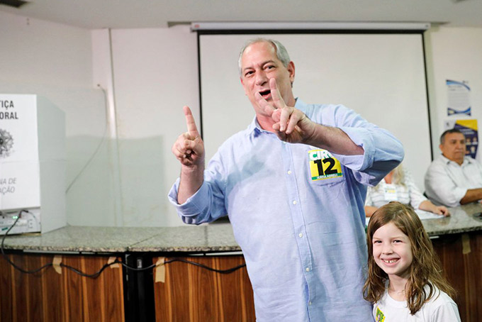 Em 3º nas pesquisas, Ciro vota no Ceará e diz que acredita na vitória