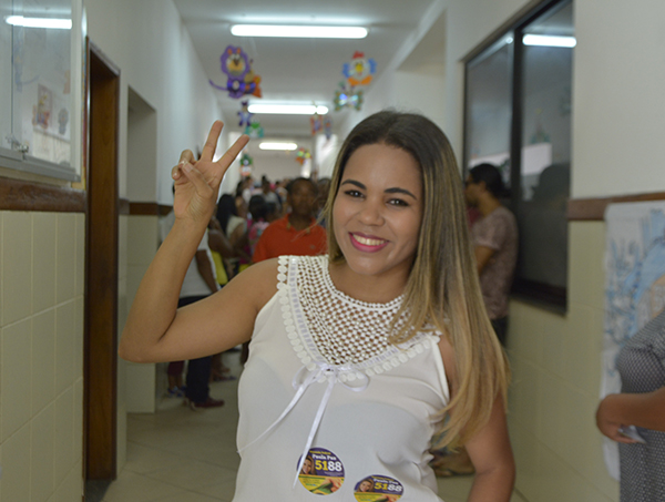 Candidata a deputada federal registra voto na escola do Parque 