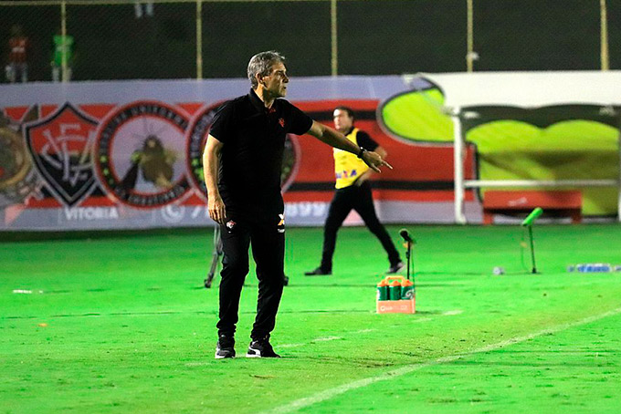 Vai mudar o quê? Carpegiani fala novamente em 'repensar' Vitória
