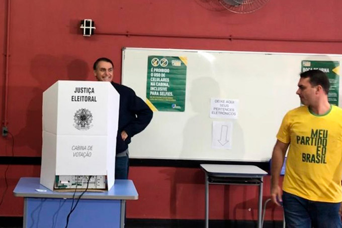 Após votar no Rio, Bolsonaro diz acreditar que vencerá no 1º turno