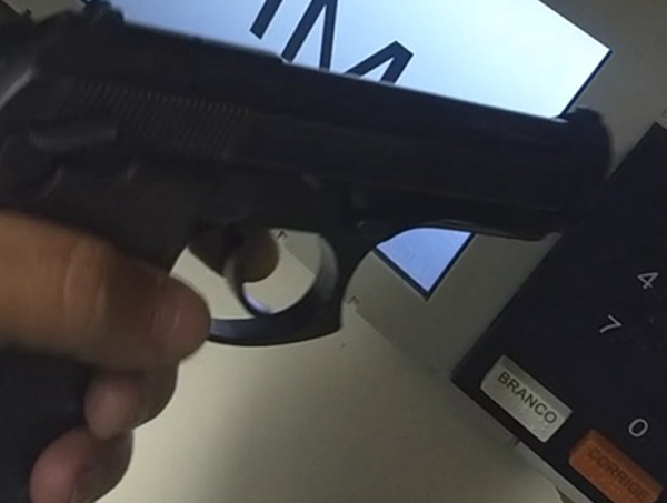 TSE apura imagens de eleitores com armas em cima de urnas
