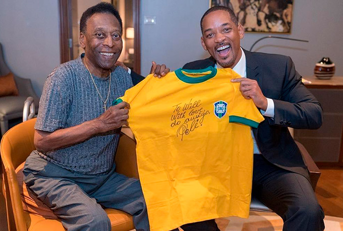 Will Smith realiza sonho de conhecer Pelé e o chama de lenda