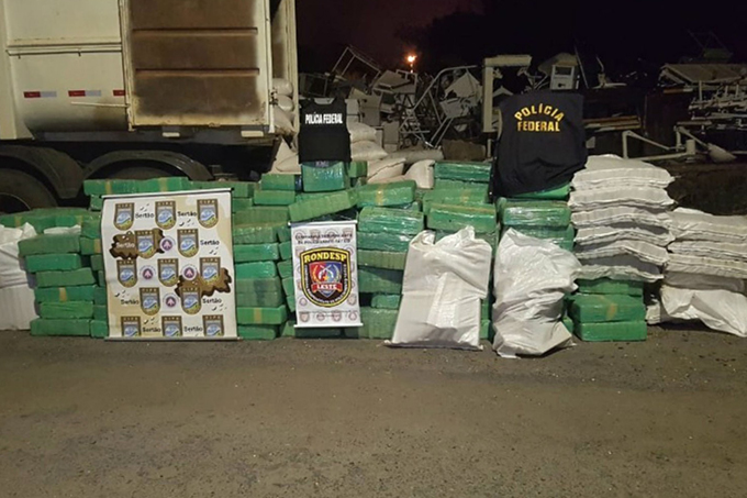 Três toneladas de maconha são achadas dentro de caminhão 