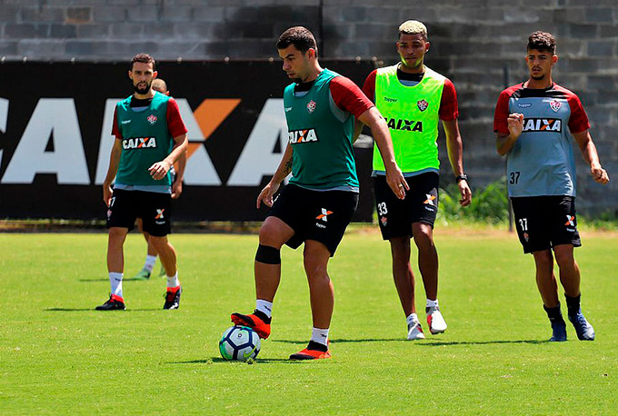 Em coletivo, Carpegiani mexe na defesa, meio e ataque do Vitória