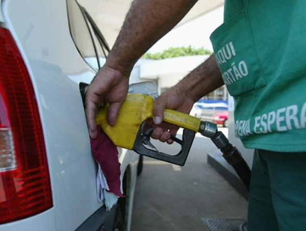 Preço médio da gasolina nas refinarias cai 0,90% na quinta-feira