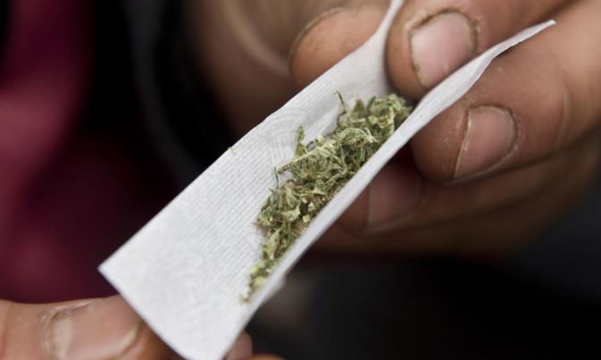 Porte de drogas para consumo não pode agravar pena por outros crimes