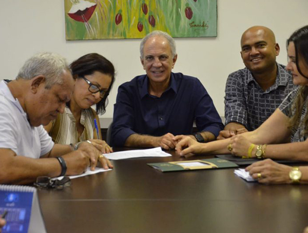 Escritura de terreno é assinada para construção de creche em Malhadas