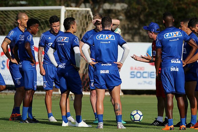 Sem Gilberto, Enderson esboça time para enfrentar o Paraná