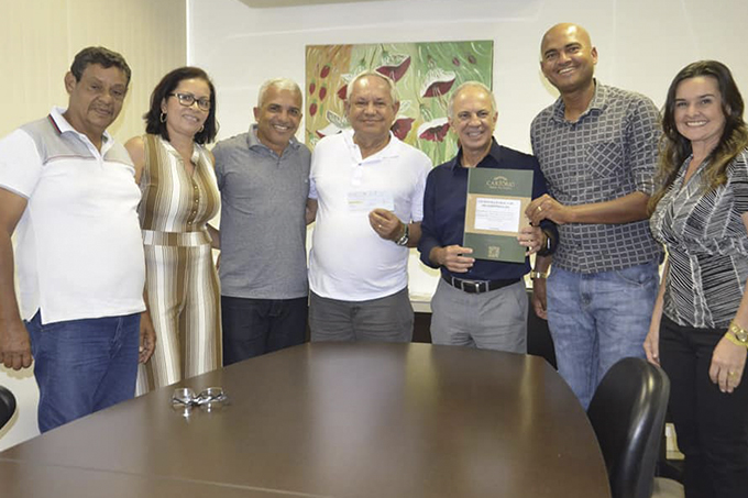 Nénem de Dadinho comemora assinatura para construção de creche