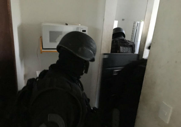 Homem invade loja, faz reféns e exige presença da mãe para se entregar 