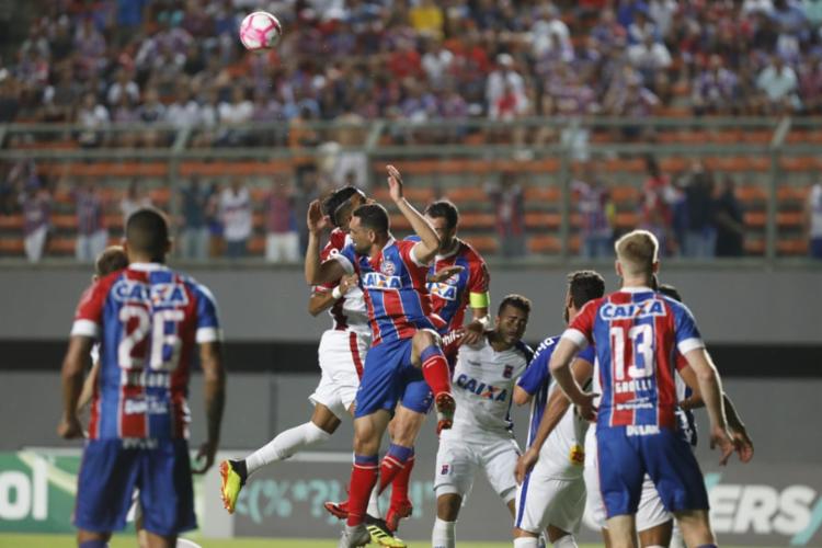 Com dois gols de Vinícius, Bahia sai do sufoco e vence o lanterna 