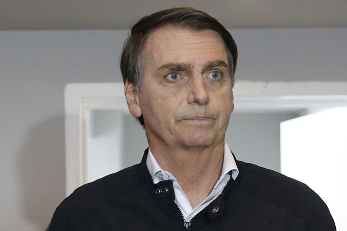 Bolsonaro diz que vai resgatar o respeito aos professores