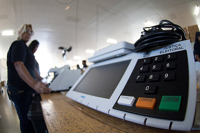 TRE começa a inserir dados nas urnas da Bahia para o 2º turno