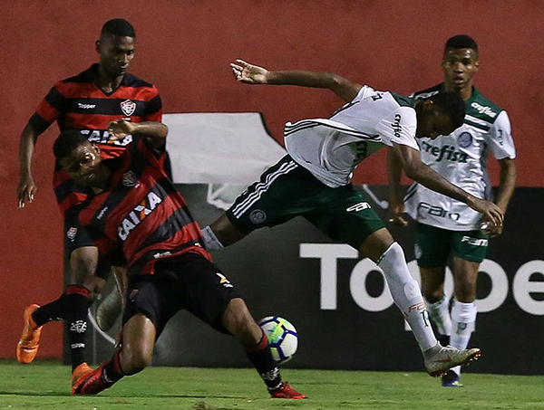 Vitória lamenta invasão de campo e cobra punição a rival