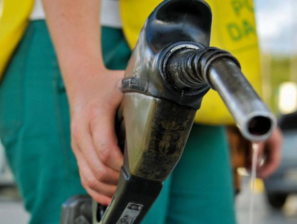 Preço da gasolina cai 2% nas refinarias a partir deste sábado